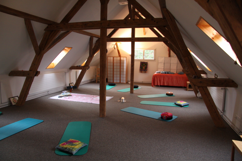 Yoga Shiatsu Fussreflexzomnnen massage Center : Schockoladenweg 10, St.Gerogen, St.Gallen www.yogawelt.com www.zendvd.net</title>